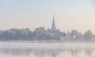 Die Dorfkirche am Morgen, Foto: Martin Karnbach, Lizenz: Gemeinde Schwielowsee